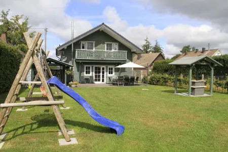 Child-friendly with terrace, large garden and playground equipment Отели в г. Кальтерхерберг
