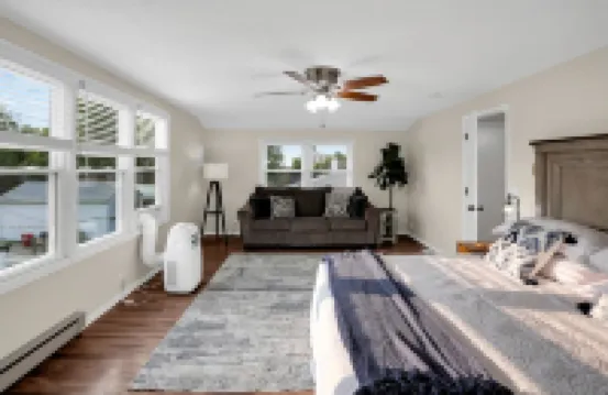 Bancroft House-6 Bdrms -3 King Beds-11 Beds-Spacious and Updated Hotels in 