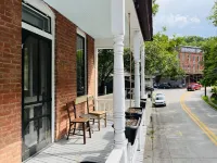 UP ON MAIN - a charming historic apartment in the heart of Eureka Springs