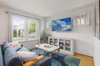 Berwyn Bungalow - Explore Chicago from a Modern, Hip Bungalow vacation home.