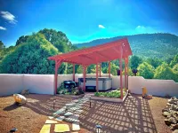 Private 5 BDR Pet Friendly Mountain Villa w/ Jacuzzi minutes from Santa Fe โรงแรมใน