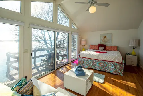 Private waterfront home w kayaks, 2.5 miles to historic mainstreet, Pets welcome