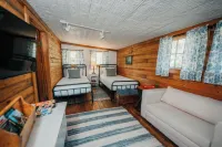 Stylish Hill Country cottage 3 blocks to Main