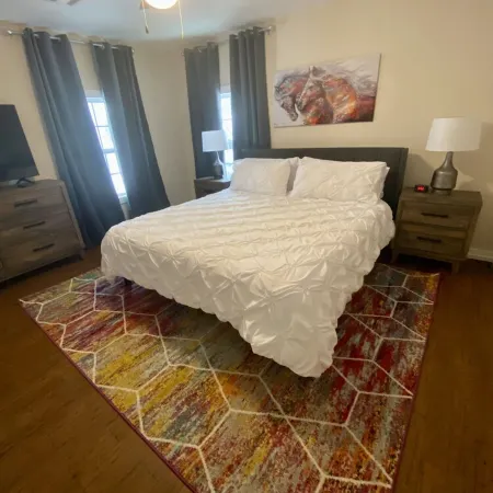 King bed - Near The Mont and OU Campus