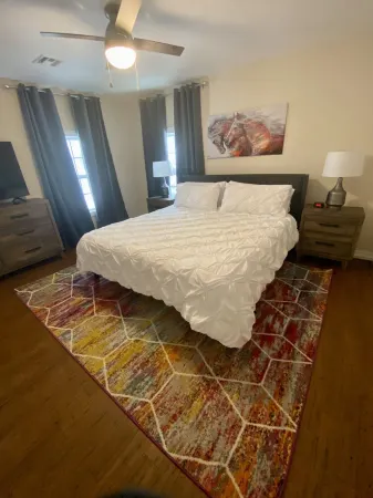 King bed - Near The Mont and OU Campus Отели рядом с достопримечательностью «STASH»