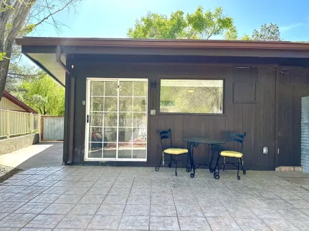 The Mystic Casita: an Artistic Escape Отели рядом с достопримечательностью «Катедрал Рок»