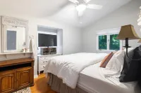 Seaside Serenity: Renovated Beach House Oasis in Charming Niantic