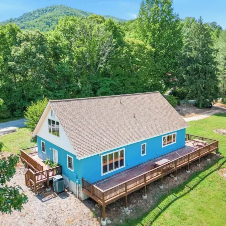 The Blue Llama | Pets OK | Llama Loft | Fire Pit | Fenced Yard | Off Nelson 151