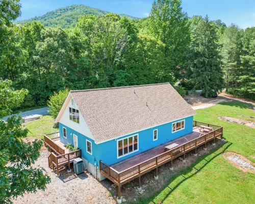 The Blue Llama | Pets OK | Llama Loft | Fire Pit | Fenced Yard | Off Nelson 151 Hotels in Rockfish
