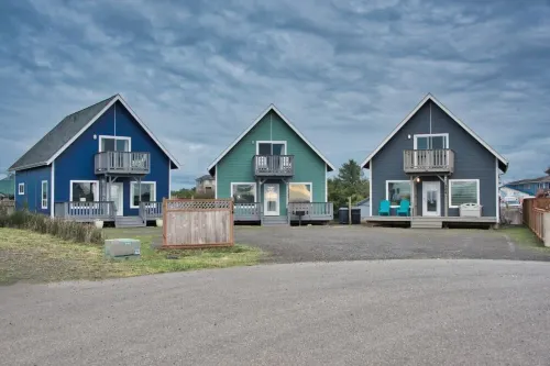 Warm Cottage w/ hot tub - across from the ocean and Damon Point