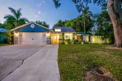 Casa del Río!  Beaches, IMG, Boating & Riverwalk. Hotels near Retro Rosie and Cobweb's