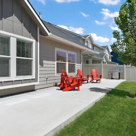 Comfy “Idahome” just minutes from downtown Eagle. A perfect 3BR family gem!
