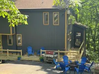 Cozy Mountain Lodge, Pool Table, Back Deck, Fire pit. Pet Friendly!
