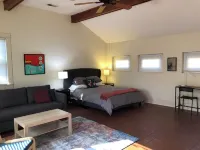 Charming!!!A Midtown cottage in the center of it all!