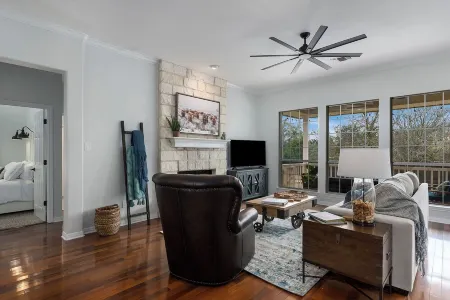 NEW Austin Hill Country -Modern, comfortable, private home - pool, fire pit, 4bd