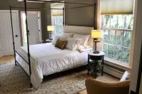 The Garden Studio, nestled in Downtown Burlington โรงแรมใน