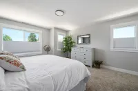 Dog-Friendly Downtown Carlton Townhouse #4, Steps to Tasting, Dining, Shops, BBQ