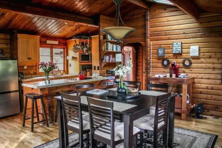 ✨Rustic Cabin in Dry Creek Valley with beautiful views // 5 miles to Plaza ✨