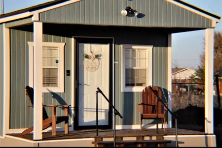 Stunning Modern Farmhouse Studio Cottage!