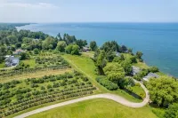 Lakefront Midcentury Cottage