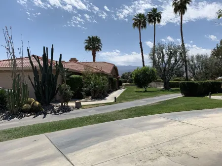 Chapparal Country Club.  Enjoy sunrises and sunsets from the patio. Отели рядом с достопримечательностью «Melissa Morgan Fine Art Gallery»