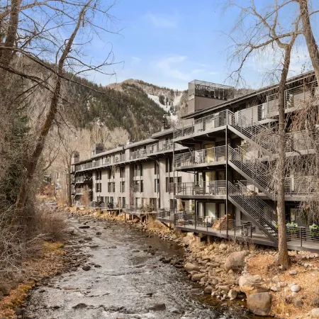 Large, Luxurious Riverfront Townhouse