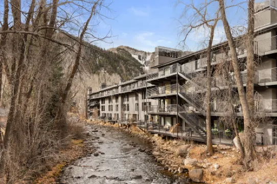 Large, Luxurious Riverfront Townhouse