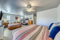 Gorgeous Townhome 3-Bedroom w/Hot Tub, Pool, and Games! Hotels near Heritage Park