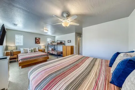 Gorgeous Townhome 3-Bedroom w/Hot Tub, Pool, and Games! Отели рядом с достопримечательностью «Парк Херитедж»