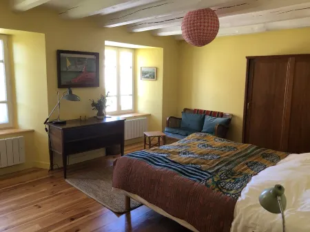 Typical Cantal house in pretty village at 1000m altitude! Comfort/cosy