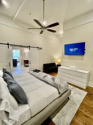 Upscale Downtown Luxury Penthouse with PARKING Hotels near The Allman Brothers Band Museum at The Big House