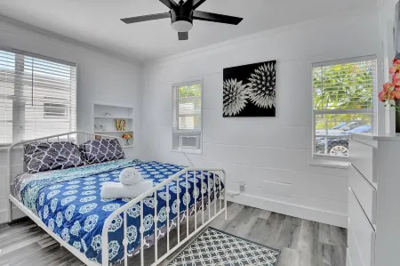 AMAZING PRIVATE COSY HOUSE, FENCED YARD, NEW, PETS Отели в г. Делрей-Бич