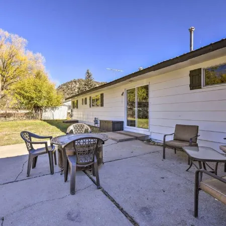 Stunning home with mountain views & river access nearby