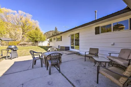 Stunning home with mountain views & river access nearby