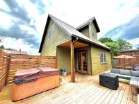 Newly built Luxury 3 bedroom Mountain Chalet in town - Hot tub and Pet Friendly!