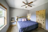 Norris Lake Cabin on 140 acre ranch,  pond, Mountain views, 1 mi to Lake access. Hotel a Campbell County