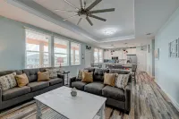 Casa Nemo- POOL! Boat Parking & Game Room! Heated pool & Walk to Sandfest