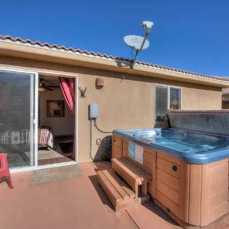 Casa de Zia-Downtown, Hot Tub, Fireplace, Indoor Pool, Sleeps 9