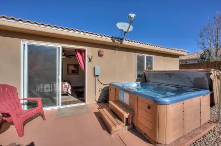 Casa de Zia- Downtown, Hot tub, Fireplace, Indoor Pool, Sleeps 9 - 6 in bedrooms