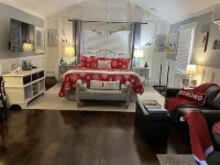 Lakeside Retreat Lake Lanier-Great Hiking, Wineries, and More!Book Now for Fall!