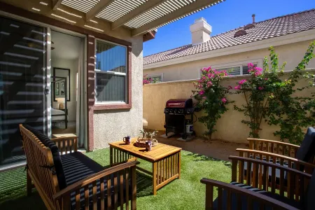 NEW Baja Salt Pool/Spa on the golf course! 5 min to festivals!