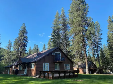 Tranquil Ski Retreat + Hot Tub + Mins to Brundage Ski Resort & McCall 4 Bd+WiFi