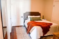 Modern, Historic Downtown Loft - Holiday Apartments