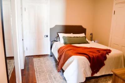 Modern, Historic Downtown Loft Hotéis em 