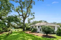 Charming Cottage & Guest House 1 Block to Beach with Oaks and water views Hotels near Busted Wrench Garage