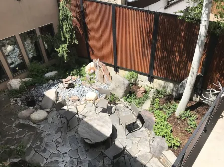 Downtown MainStreet Penthouse 1BR five star Rental with parking overlooking main Отели рядом с достопримечательностью «Дуранго & Силвертон Нарроу Годж Рейлрод & Музеум»