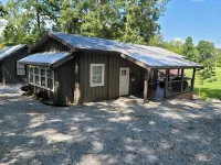 Romantic Couples Cottage, Large Covered Deck with Hot Tub, TV, Couches, Firepit