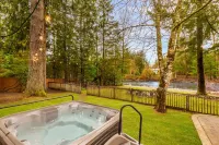 Cozy North Bend Riverfront Cabin w/hot tub!
