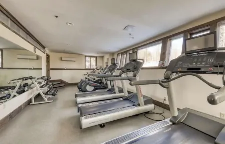 Cozy ski chalet - w/ Assoc amenities. 10 mins from Mount Snow