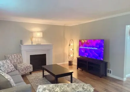 Delightful Cottage by Clayton Отели рядом с достопримечательностью «Сент-Луисская «Аллея славы»»